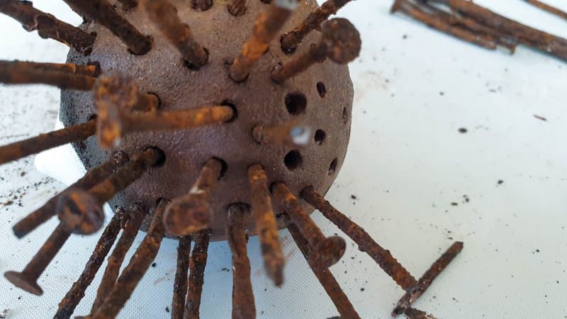 Glue the rusty nails inside the holes