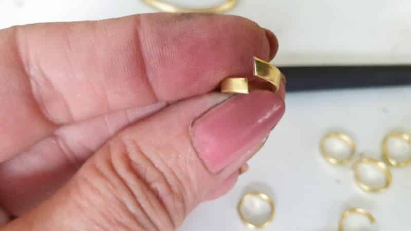 Squeeze the ends of the wire rings together
