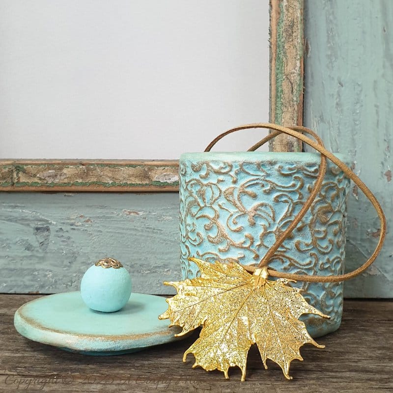 From snacks to décor. Upcycle a Pringles can into a gorgeous vintage embossed container with a boutique pottery finish. This DIY project is easier than it looks.