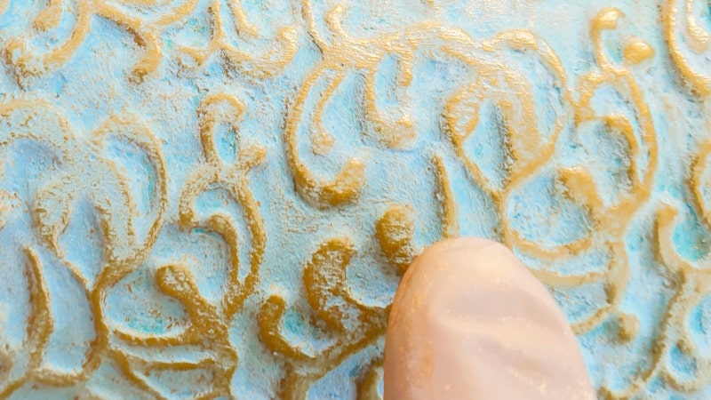 Rub the makeup onto the design to highlight the peaks and beautiful pattern