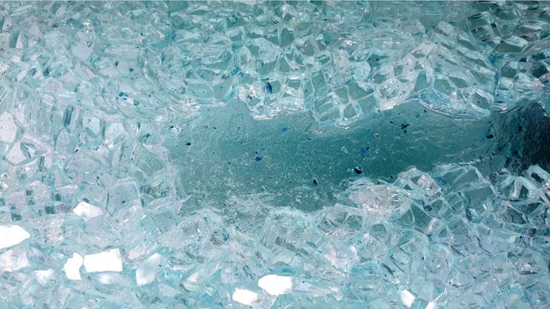 Take your time to glue the shattered glass on the glass vase