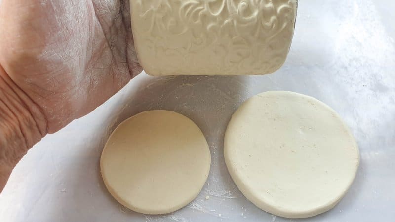 To make the lid, roll out two clay circles for the Pringles container