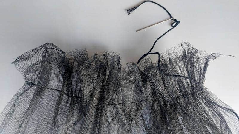 Gather the neck of the tulle dress