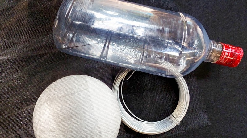 What you need to make the witch's body &ndash; a polystyrene (styrofoam) ball, wire and a plastic bottle