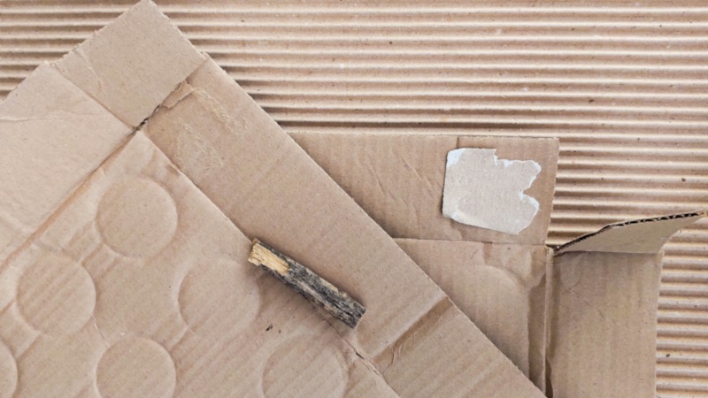 Tired of torn edges and uneven cardboard layers? This no-fail cardboard peeling hack will give you a gorgeous, corrugated texture in no time. Perfect for adding interest to all kinds of craft projects, from frames and gift tags to hearts and Christmas trees.