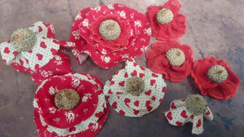 How to turn real acorn caps and fabric scraps into charming handmade flowers you can enjoy all year round. This step‑by‑step no-sew tutorial is beginner‑friendly and budget‑conscious. Perfect for cozy crafting afternoons with family or friends and for adding a whimsical touch to vases, wreaths, and gifts.