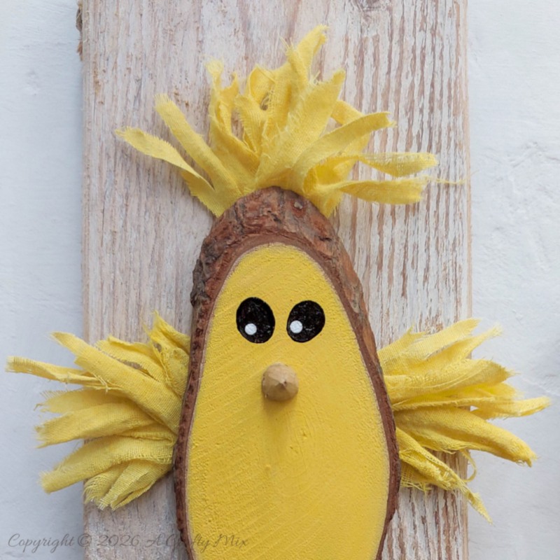 Ready for a quick weekend craft project? These Wood Slice Chickens, with their scruffy feathers and dangly legs, are kid approved, inexpensive, and easy to customize. They&rsquo;re perfect for adding something bright and quirky to your rustic spring d&eacute;cor