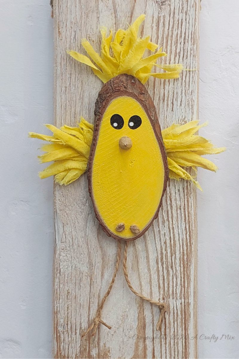 Ready for a quick weekend craft project? These Wood Slice Chickens, with their scruffy feathers and dangly legs, are kid approved, inexpensive, and easy to customize. They&rsquo;re perfect for adding something bright and quirky to your rustic spring d&eacute;cor