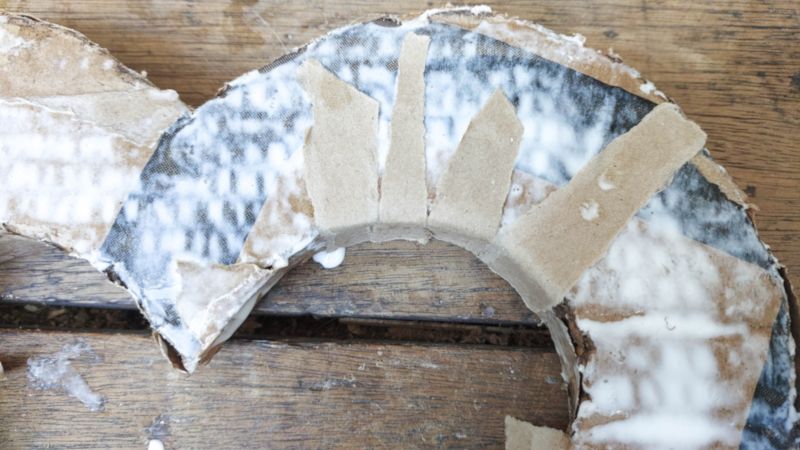 Lay long thin strips of paper on the cardboard edges