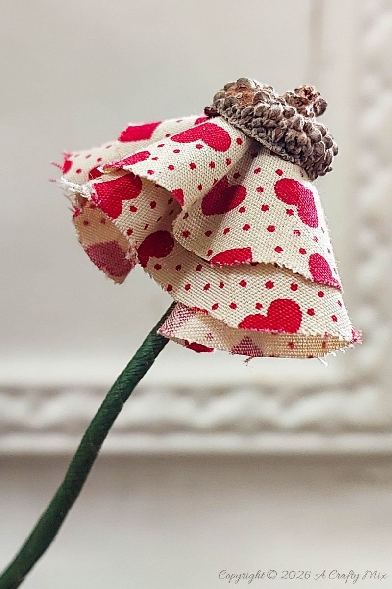 How to turn real acorn caps and fabric scraps into charming handmade flowers you can enjoy all year round. This step‑by‑step no-sew tutorial is beginner‑friendly and budget‑conscious. Perfect for cozy crafting afternoons with family or friends and for adding a whimsical touch to vases, wreaths, and gifts.