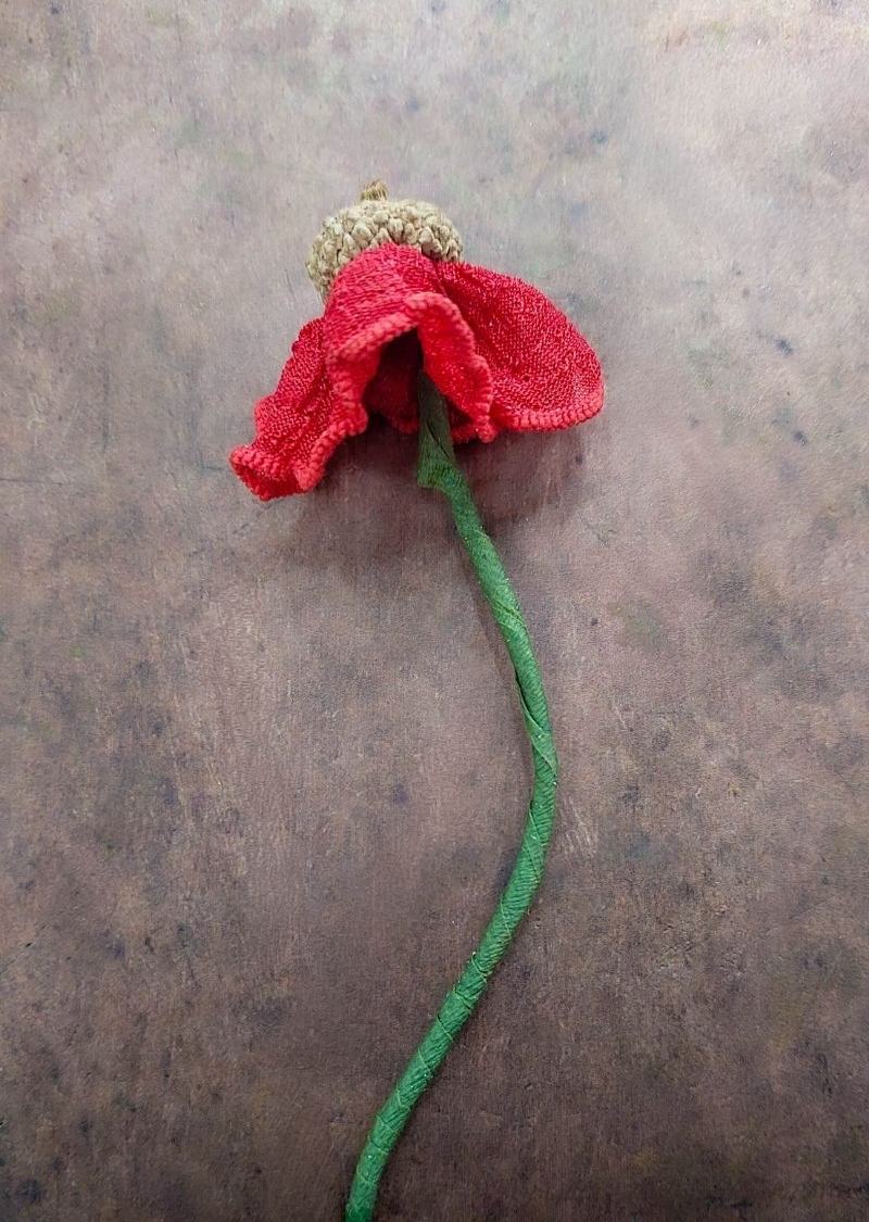 How to turn real acorn caps and fabric scraps into charming handmade flowers you can enjoy all year round. This step‑by‑step no-sew tutorial is beginner‑friendly and budget‑conscious. Perfect for cozy crafting afternoons with family or friends and for adding a whimsical touch to vases, wreaths, and gifts.