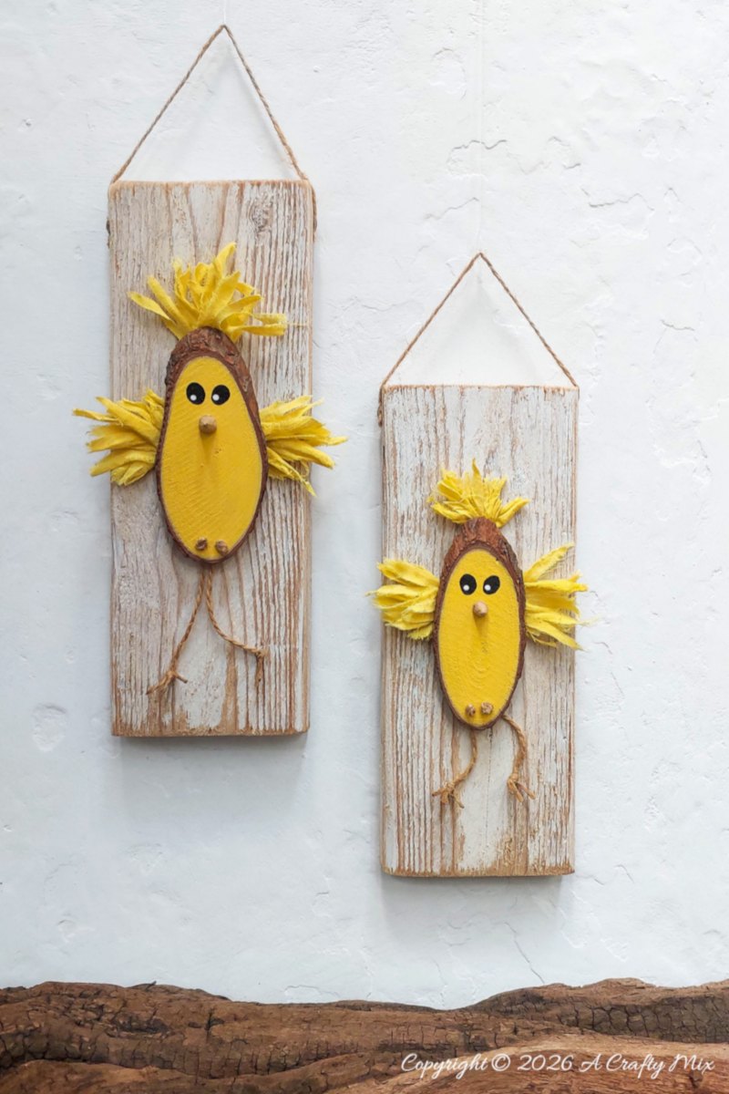 Ready for a quick weekend craft project? These Wood Slice Chickens, with their scruffy feathers and dangly legs, are kid approved, inexpensive, and easy to customize. They&rsquo;re perfect for adding something bright and quirky to your rustic spring d&eacute;cor