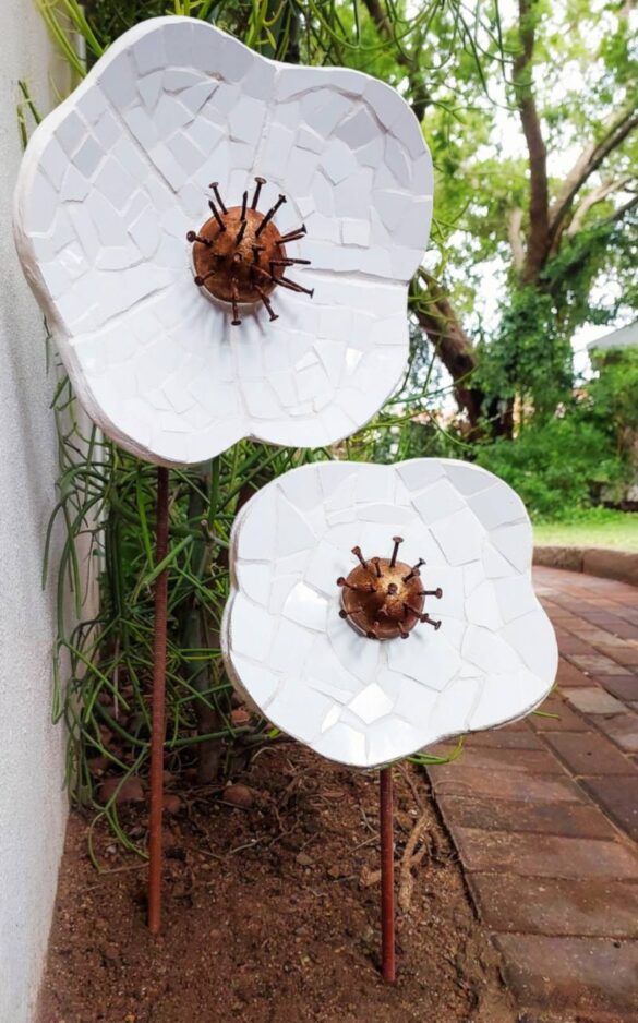 If you’ve got a stash of old tiles and hardware lying around, this oversized mosaic flower project is such a fun way to turn them into weather‑friendly garden art that even the dog can’t destroy.