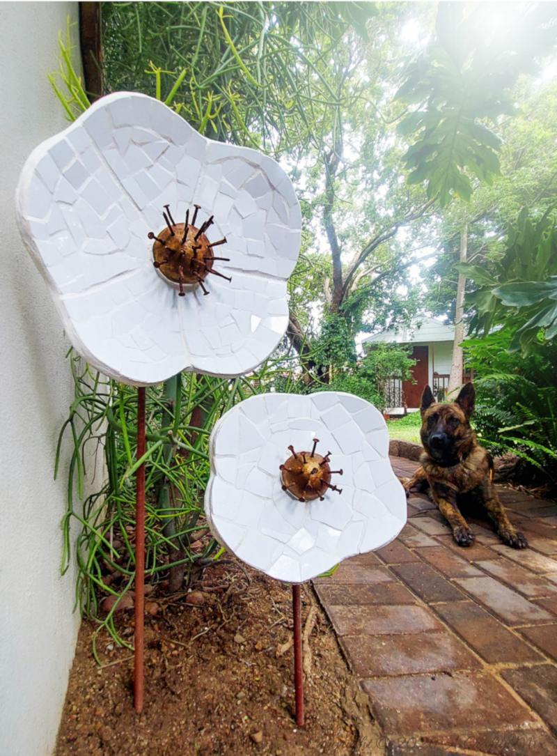 If you&rsquo;ve got a stash of old tiles and hardware lying around, this oversized mosaic flower project is such a fun way to turn them into weather‑friendly garden art that even the dog can&rsquo;t destroy.