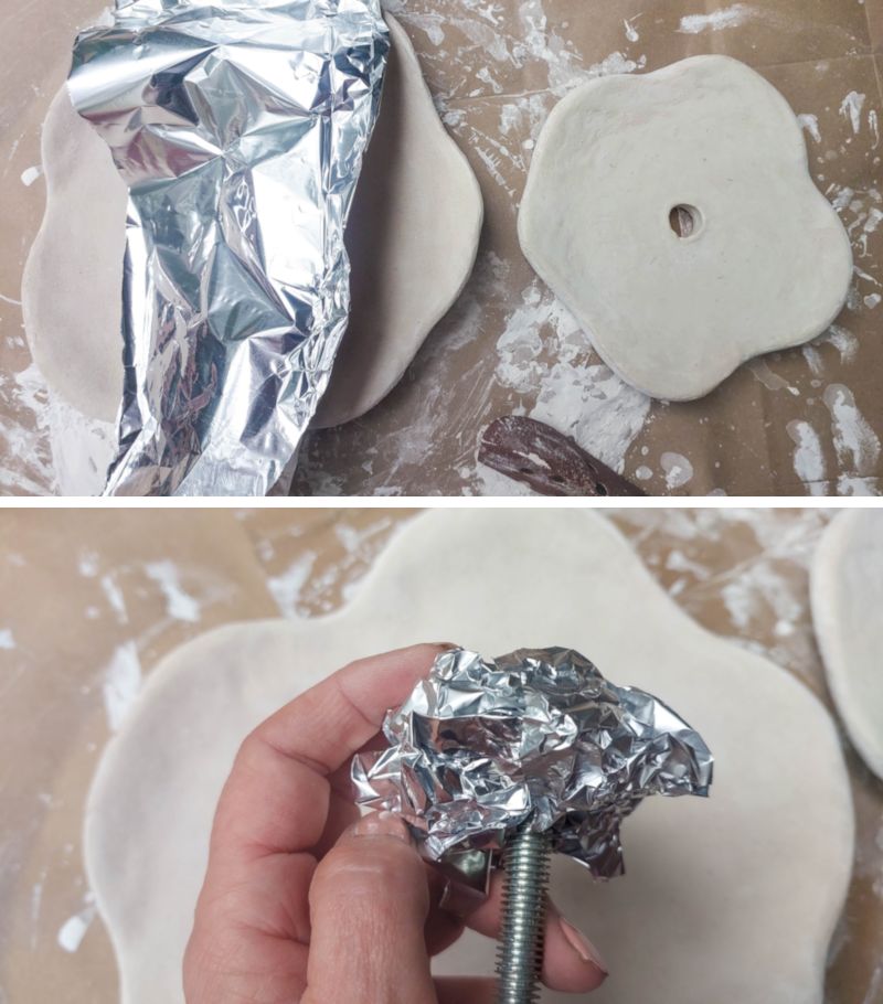 Wrap aluminium foil around the threaded rod to make the flower centers