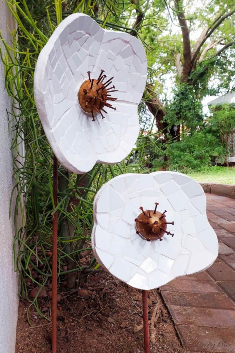 If you&rsquo;ve got a stash of old tiles and hardware lying around, this oversized mosaic flower project is such a fun way to turn them into weather‑friendly garden art that even the dog can&rsquo;t destroy.