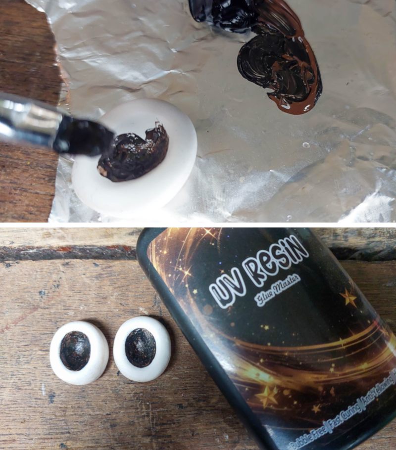 Paint the inside of the mummy's eyes
