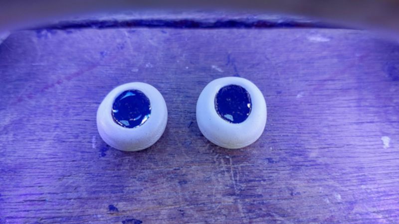 Cure the mummy's eyes under a UV light