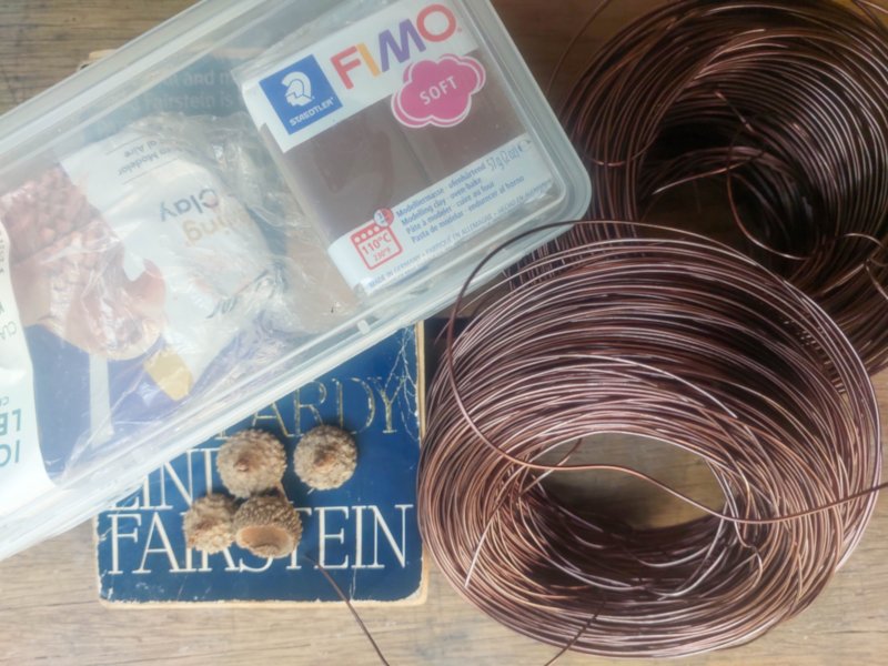 What you need to make gorgeous acorn napkin rings