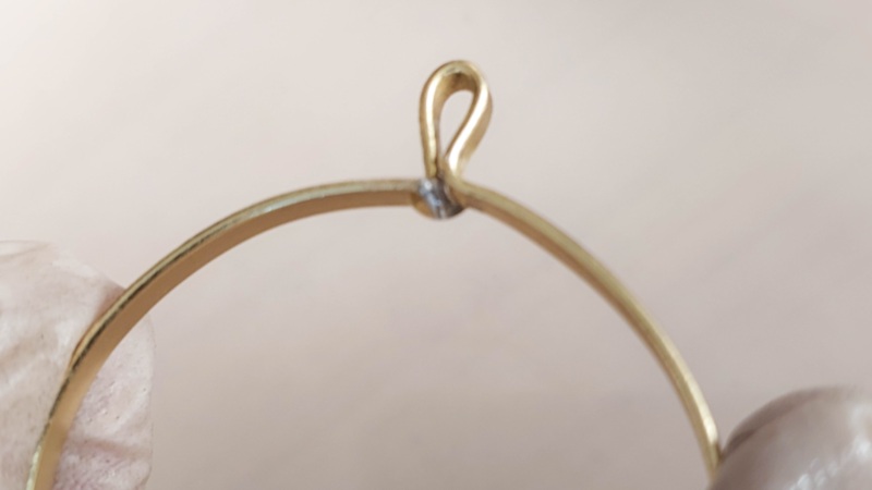 Glue the looped end of the gold wire together